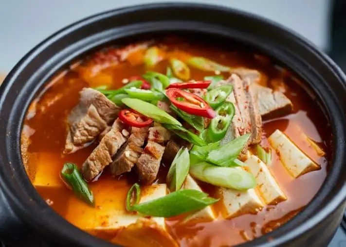 6 cach nau lau kim chi chuan vi Han mon ngon ngay mua MNMN