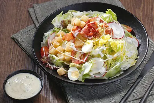 Salad thịt hun kh&oacute;i trứng c&uacute;t