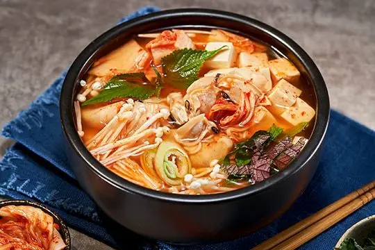 canh ngh&ecirc;u kim chi t&iacute;a t&ocirc;