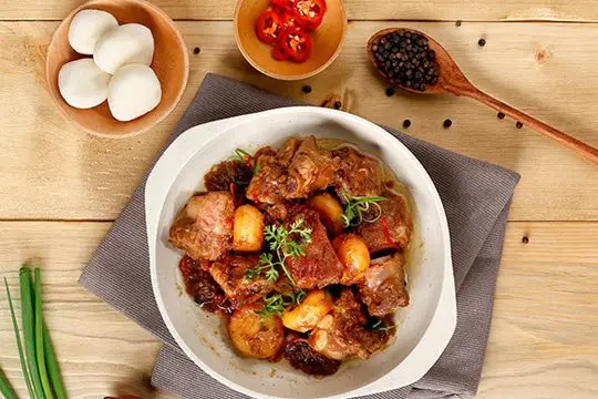 Sườn sụn om h&agrave;nh phi