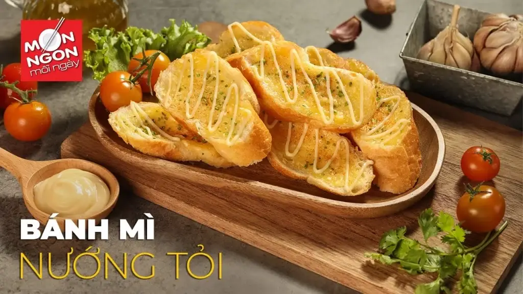 Cách làm bánh mì nướng tỏi “thần tốc” cho dân văn phòng