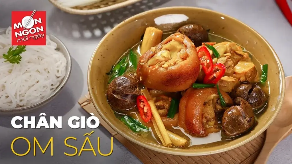Cách nấu chân giò om sấu ngon đúng điệu cho bữa tối