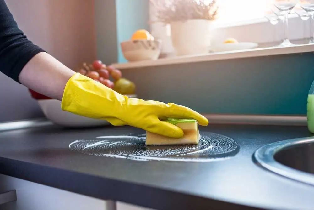 cách vệ sinh mặt bế