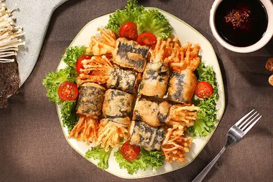 rong biển cuộn nấm kim ch&acirc;m