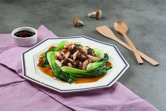 Cải th&igrave;a x&agrave;o nấm đ&ocirc;ng c&ocirc; thịt cua