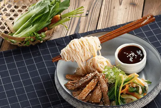 Trổ tài vào bếp làm món mì nưa trộn sườn chay ngon lạ
