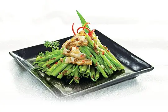 Rau muốn x&agrave;o mắm ruốc c&oacute; vị mặn nồng, thơm sả ớt v&agrave; gi&ograve;n của rau muống