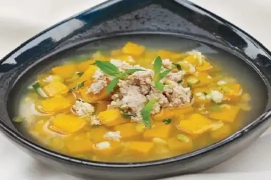 Canh b&iacute; đỏ đậu xanh c&oacute; vị ngọt tự nhi&ecirc;n từ rau củ v&agrave; thịt, đậu xanh b&ugrave;i b&eacute;o, dễ ăn