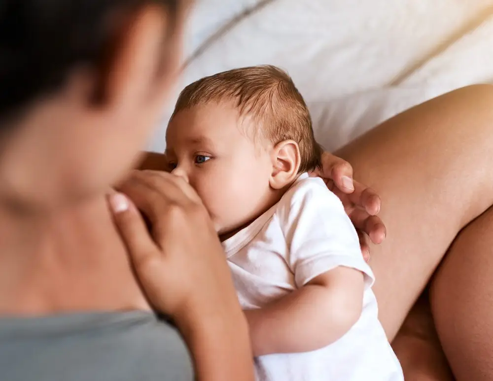 B&ecirc;n cạnh ăn dặm, b&eacute; vẫn n&ecirc;n duy tr&igrave; việc ti mẹ để đảm bảo chất dinh dưỡng