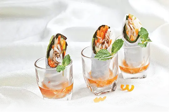 Phở cuốn l&agrave; m&oacute;n ăn ngon v&agrave; hấp dẫn mọi lứa tuổi, kh&ocirc;ng mất nhiều thời gian nấu nướng, vừa cuốn vừa ăn rất th&uacute; vị, lạ miệng