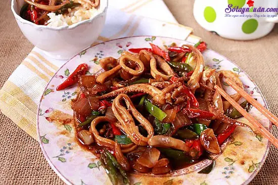 Cách làm món mực xốt chua cay cho bữa cơm thêm ngon miệng