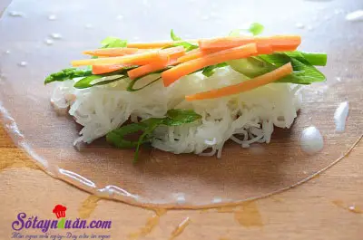 C&aacute;ch l&agrave;m gỏi cuốn chấm sốt bơ đậu phộng ngon m&ecirc; mẩn 11