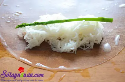C&aacute;ch l&agrave;m gỏi cuốn chấm sốt bơ đậu phộng ngon m&ecirc; mẩn 10