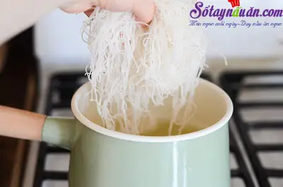 C&aacute;ch l&agrave;m gỏi cuốn chấm sốt bơ đậu phộng ngon m&ecirc; mẩn 6