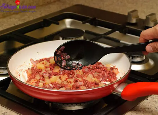C&aacute;ch l&agrave;m m&oacute;n thịt b&ograve; băm sốt kem kiểu mới lạ m&agrave; ngon 6