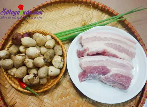 C&aacute;ch l&agrave;m thịt ba chỉ kho nấm rơm đậm đ&agrave; ngon cơm nguy&ecirc;n liệu