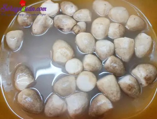 C&aacute;ch l&agrave;m thịt ba chỉ kho nấm rơm đậm đ&agrave; ngon cơm 3