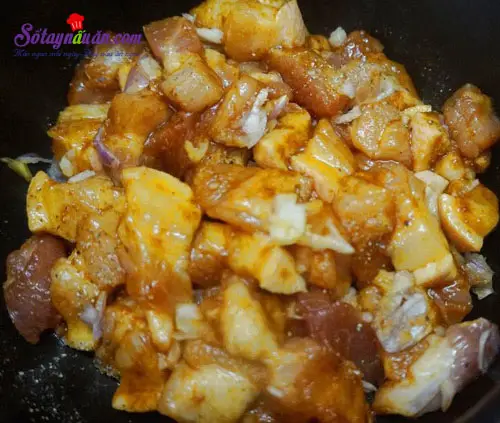C&aacute;ch l&agrave;m thịt ba chỉ kho nấm rơm đậm đ&agrave; ngon cơm 2