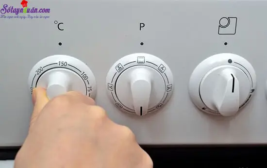 C&aacute;ch l&agrave;m m&oacute;n b&aacute;nh rượu rum tr&aacute;i c&acirc;y 4