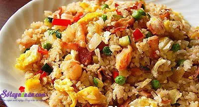 cơm chi&ecirc;n ngũ sắc