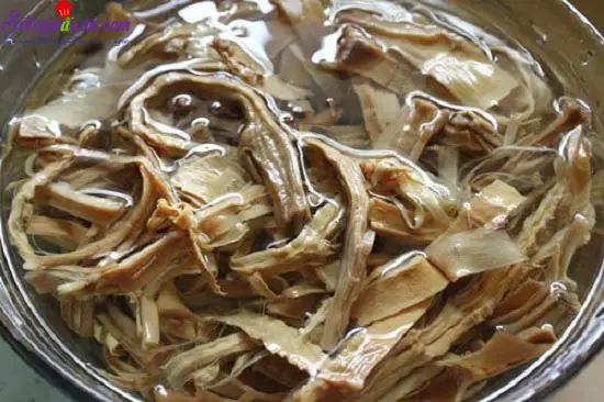 hướng dẫn l&agrave;m canh măng m&oacute;ng heo 4