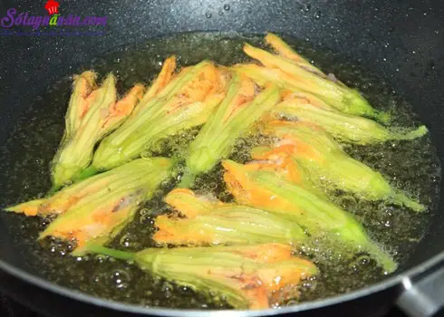 b&ocirc;ng b&iacute; nhồi thịt chi&ecirc;n gi&ograve;n 4