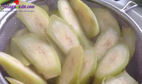 C&aacute;ch l&agrave;m ốc om chuối đậu 3