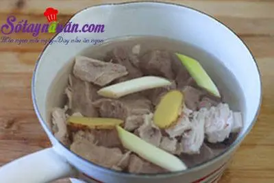 Hướng dẫn m&oacute;n m&igrave; thịt b&ograve; hầm chi&ecirc;u đ&atilde;i cả nh&agrave; ng&agrave;y se lạnh 2