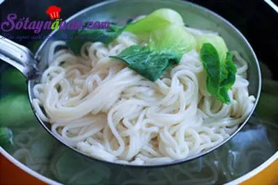 Hướng dẫn m&oacute;n m&igrave; thịt b&ograve; hầm chi&ecirc;u đ&atilde;i cả nh&agrave; ng&agrave;y se lạnh 8