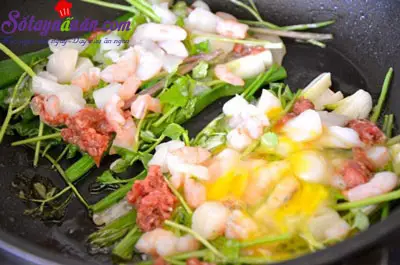 Bước 5: - Cho t&ocirc;m, s&ograve; điệp, thịt b&ograve; v&agrave; trứng l&ecirc;n tr&ecirc;n. 5
