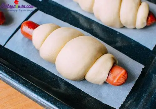 Hướng dẫn l&agrave;m b&aacute;nh m&igrave; cuộn x&uacute;c x&iacute;ch nướng cho bữa s&aacute;ng 4.2