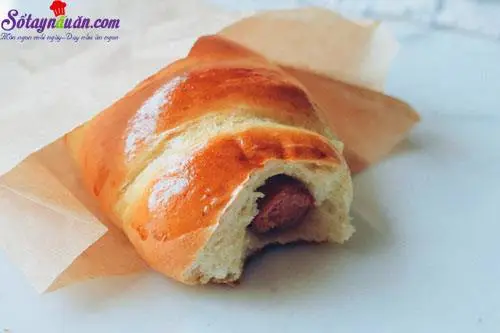 Hướng dẫn l&agrave;m b&aacute;nh m&igrave; cuộn x&uacute;c x&iacute;ch nướng cho bữa s&aacute;ng 5.2