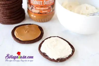 Hướng dẫn l&agrave;m b&aacute;nh Oreo bơ đậu phộng cực ngon 16