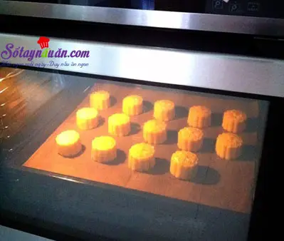 Hướng dẫn l&agrave;m b&aacute;nh trung thu kiểu Hồng K&ocirc;ng cực dễ 11
