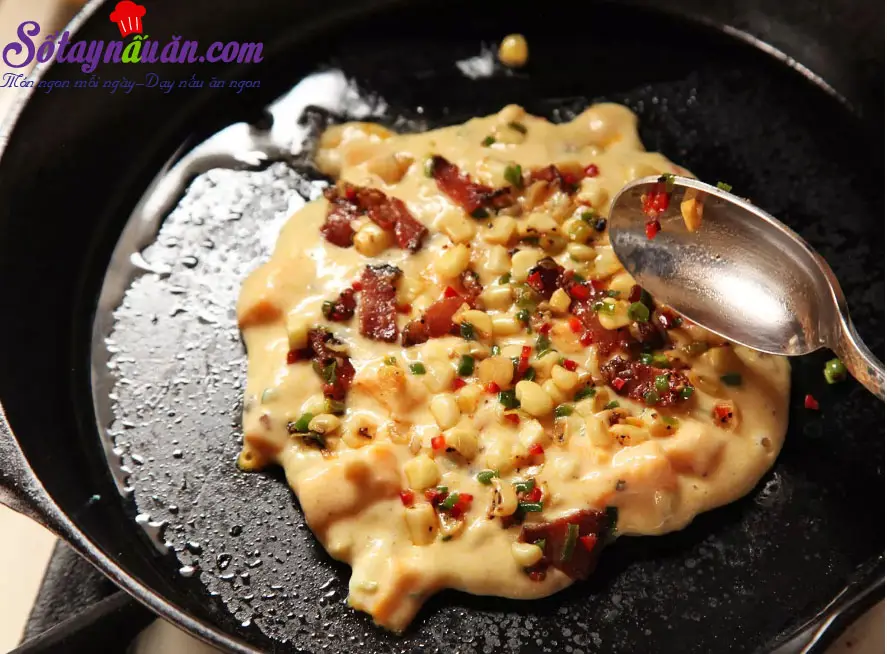 Hướng dẫn l&agrave;m pancake ph&ocirc; mai b&eacute;o ngậy nh&acirc;n bắp x&agrave;o 4