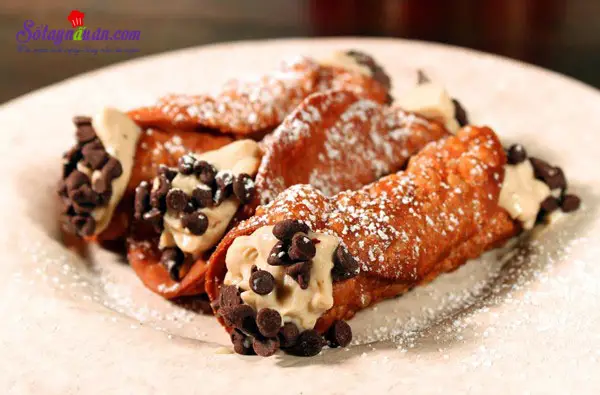 Hướng dẫn cách làm bánh cannoli truyền thống của Ý siêu ngon