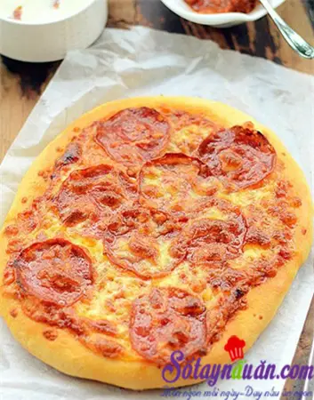 Pizza xúc xích giòn thơm