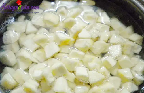 c&aacute;ch nấu ch&egrave; sắn n&oacute;ng 2