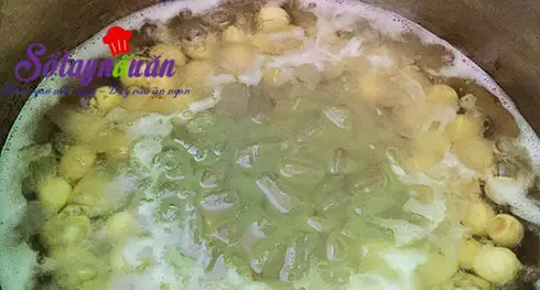 Hướng dẫn nấu ch&egrave; nha đam hạt sen thơm m&aacute;t ng&agrave;y h&egrave;