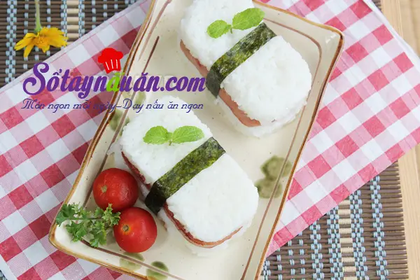 Biến tấu cùng cơm kẹp thịt hộp