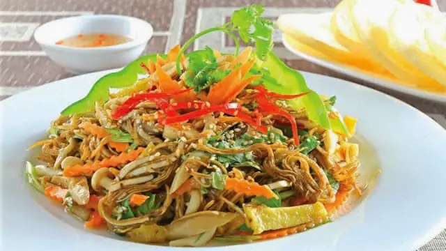 Cách làm nộm hoa chuối thịt gà xé giòn ngon hấp dẫn