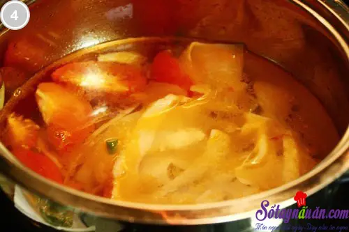 C&aacute; vi&ecirc;n nấu măng v&agrave; c&agrave; chua 4