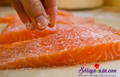 C&aacute;ch l&agrave;m c&aacute; hồi r&aacute;n k&egrave;m xốt x&igrave; dầu ngon m&ecirc; mẩn 3