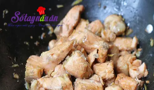 C&aacute;ch l&agrave;m c&aacute; hồi x&agrave;o đậu nấm 3
