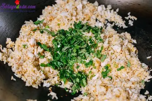 cach-lam-com-rang-cua-la-mieng-ma-ngon-buoc-3