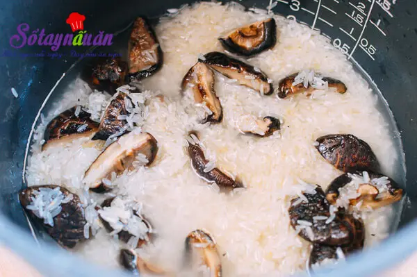 C&aacute;ch l&agrave;m cơm sườn nấm ngon đến ngất ng&acirc;y 4