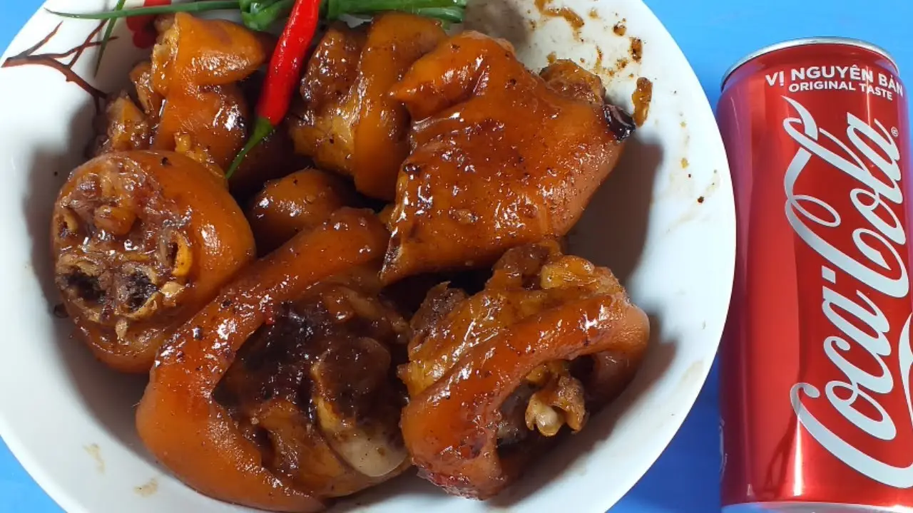 C&aacute;ch l&agrave;m gi&ograve; heo hầm coca nước tương