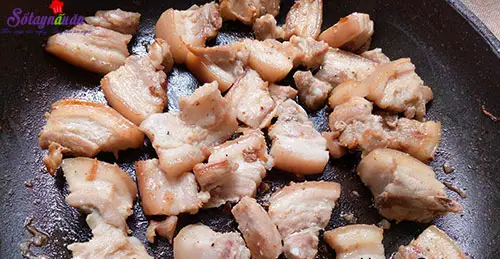 C&aacute;ch l&agrave;m thịt ba chỉ om sọ dừa ngon hết cơm 4