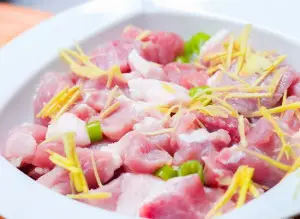 cach-lam-mon-thit-lon-rang-cay-cua-tu-xuyen-3