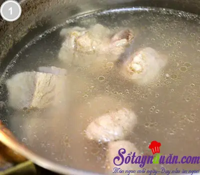 Canh sườn non nấu c&ugrave;ng khoai sọ 1